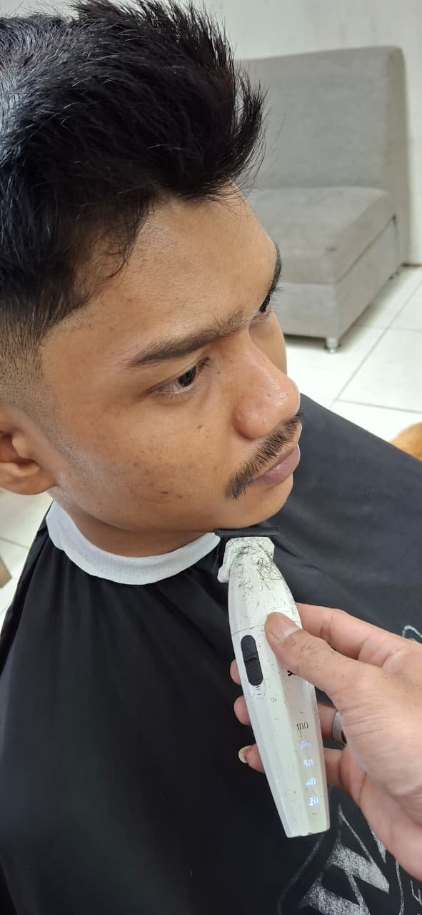 Rapikan Kumis dan Jenggot